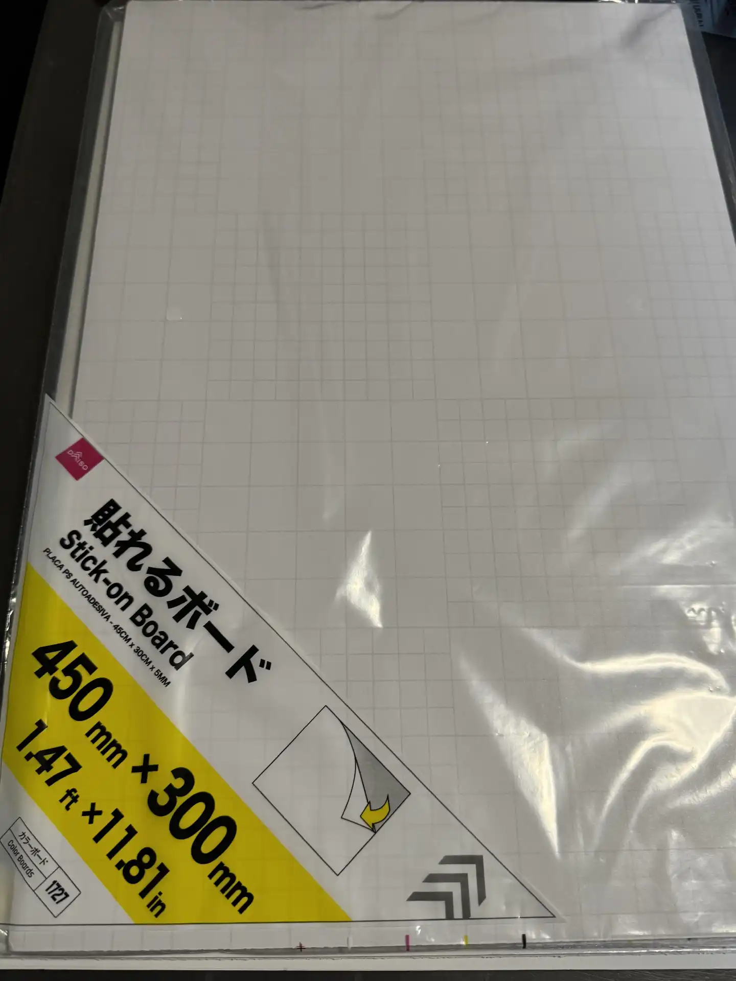 ダイソーで見つけた、剥離紙をはがすことでテープ面が現れるボード